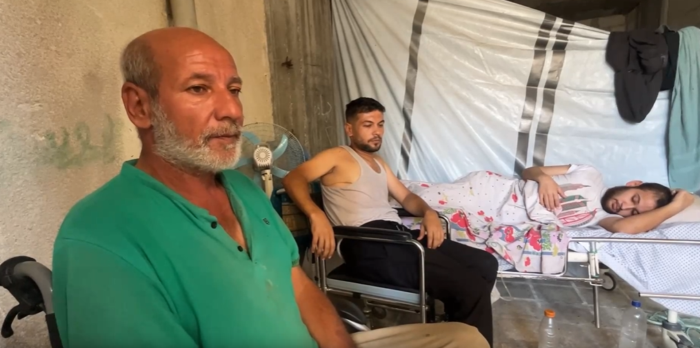  أحمد حسين، المصاب بالشلل منذ 30 عاما ويعيل 11 من أفراد أسرته